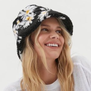 URBAN OUTFITTERS Printed Sherpa Plush Bucket Hat